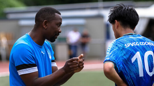 Tam Nsaliwa (links) ist nicht mehr Trainer der Spvgg Cochem. Nach dem Abstieg aus der A-Klasse haben sich die Moselaner von dem
