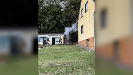 Eine Grillhütte im Birkenfelder Brandwaldweg stand am Sonntag in Flammen und musste gelöscht werden.
