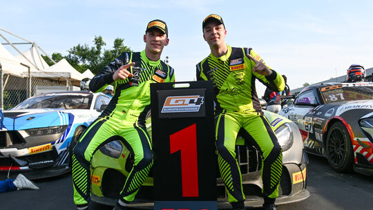 "Wiederholungstäter": In Monza gewannen Enrico Förderer (links) und Cedric Fuchs im Mercedes AMG GT4 von SR Motorsport by Schnit "Wiederholungstäter": In Monza gewannen Enrico Förderer (links) und Cedric Fuchs im Mercedes AMG GT4 von SR Motorsport by Schnit