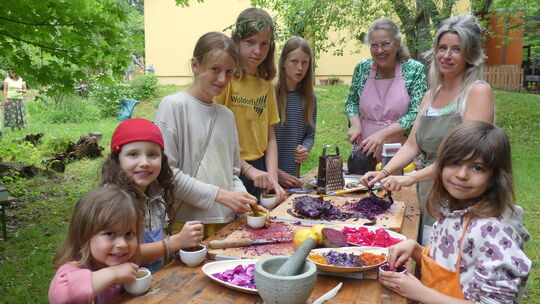 Aus rein pflanzlichen Materialien stellten sich Kinder und Erwachsene ihre Farben zum Färben und Malen her.