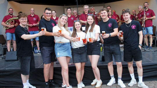 Der Vorstand des Oberfeller Junggesellenvereins eröffnete schwungvoll das Jubiläums-Fest.