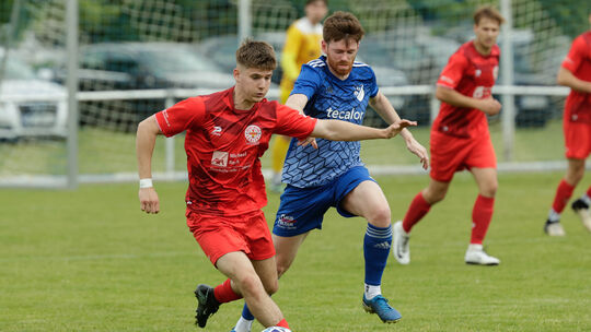 Manuel Escher (hier links im Trikot von Rot-Weiss Koblenz II) stürmt kommende Saison nicht mehr in der A-Klassse gegen Niederwer