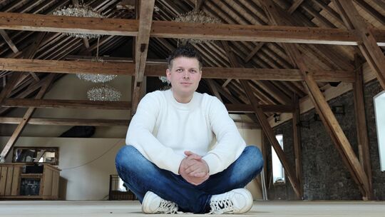 Benedikt Feltens in der noch nicht ganz fertig sanierten Eventscheune von Schloss Arenfels: Sie bildet künftig den Mittelpunkt d