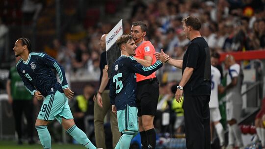 Gewinner des WM-Tests in Mainz: der 18-jährige Lennart Karl klatscht mit Coach Julian Nagelsmann ab – für ihn kommt Leroy Sané.