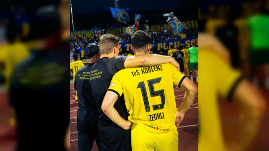 Ein Bild, das mehr sagt als Worte: Nach der Niederlage im Pokalfinale tröstet Michael Stahl (links) seinen Außenverteidiger Kari Ein Bild, das mehr sagt als Worte: Nach der Niederlage im Pokalfinale tröstet Michael Stahl (links) seinen Außenverteidiger Kari