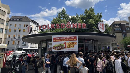 Etwa 50 Jugendliche standen am Montagmittag Schlange vor dem Volksdöner-Imbiss. Zur Wiedereröffnung des Lokals gab es Döner für