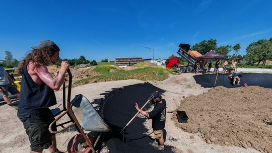 Diese Bauarbeiter asphaltieren auf dem Gelände des künftigen Sportparks in Blumenrod eine sogenannte Pumptrack für Mountainbiker