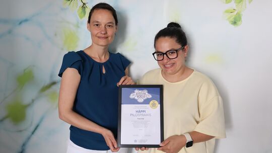 Ärztin Elena Flad (links) und PCM Sophie Aßmann (rechts) von der Hausarztpraxis Flad in Simmern haben durch das Projekt "Häppi"