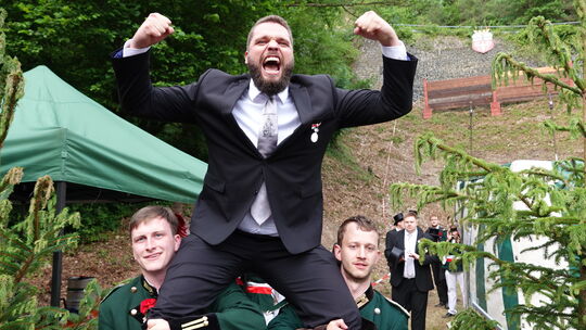 Seht her, ich bin es: Lars Terporten ist neuer Schützenkönig der Ahrweiler Junggesellen. Seht her, ich bin es: Lars Terporten ist neuer Schützenkönig der Ahrweiler Junggesellen.