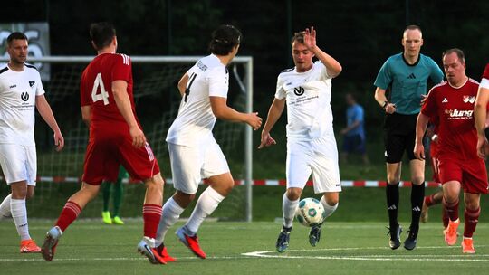 Nach dem abgebrochenen Pokalspiel gegen die SG Hundsangen II (rote Trikots) schaut die SG Ellingen nach vorn. In der Aufstiegsru