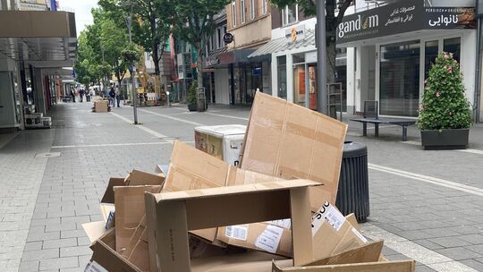Kartons und anderer Papiermüll stehen immer wieder lange vor der Abfuhr an der Straße oder in der Fußgängerzone. Kartons und anderer Papiermüll stehen immer wieder lange vor der Abfuhr an der Straße oder in der Fußgängerzone.