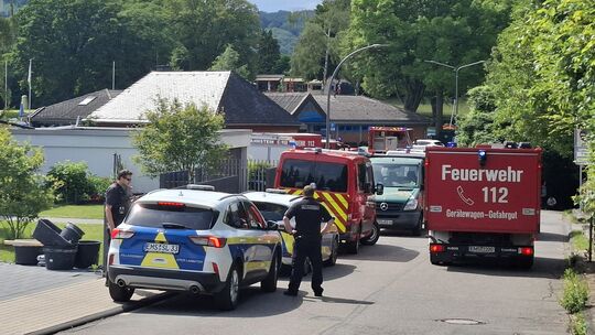 Die Feuerwehr ist wegen des Verdachts auf Chlorgas in Lahnstein im Einsatz. Dutzende Wehrleute sind auf die Höhe geeilt. Die Feuerwehr ist wegen des Verdachts auf Chlorgas in Lahnstein im Einsatz. Dutzende Wehrleute sind auf die Höhe geeilt.