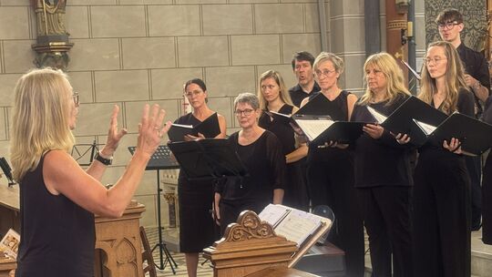Chorleiterin Veronika Zilles dirigierte den Kammerchor Marienstatt hoch konzentriert.