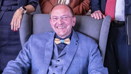 Markus Quotschalla ist der neue Schulleiter des Herzog-Johann-Gymnasiums in Simmern. Seine Kollegen schenkten ihn zum Einstand e Markus Quotschalla ist der neue Schulleiter des Herzog-Johann-Gymnasiums in Simmern. Seine Kollegen schenkten ihn zum Einstand e