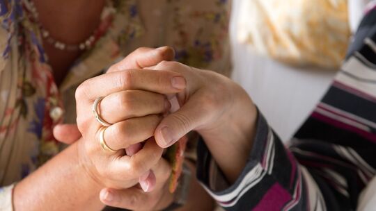 Unter bestimmten Umständen ist ein assistierter Suizid in Deutschland erlaubt – doch gerade aus kirchlichen Kreisen, Teilen der