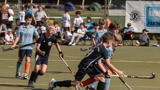 Vor einem Jahr spielte die U14 des VfL Bad Kreuznach (dunkle Trikots) ganz ohne Druck gegen den Wiesbadener THC. In diesem Jahr Vor einem Jahr spielte die U14 des VfL Bad Kreuznach (dunkle Trikots) ganz ohne Druck gegen den Wiesbadener THC. In diesem Jahr