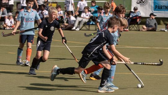 Vor einem Jahr spielte die U14 des VfL Bad Kreuznach (dunkle Trikots) ganz ohne Druck gegen den Wiesbadener THC. In diesem Jahr