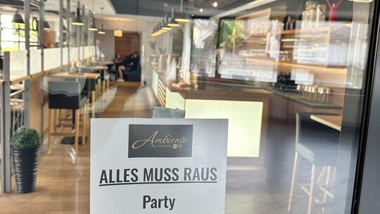 Mit einer "Alles muss raus"-Party hat das Restaurant Ambiente in der Montabaurer Stadthalle seine Pforten geschlossen.