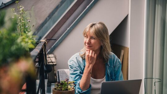 Eine Frau arbeitet am Laptop