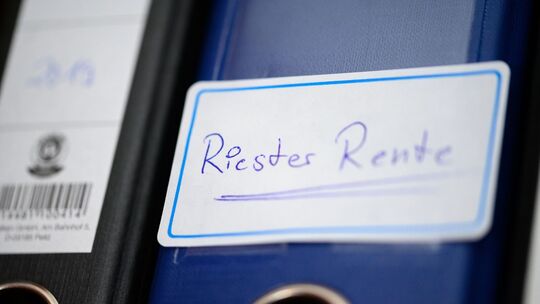 Ein Ordner mit einem Aufkleber "Riester-Rente"