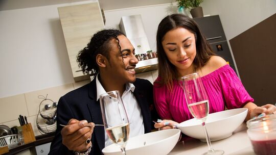 Ein Paar genießt ein romantisches Abendessen Ein Paar genießt ein romantisches Abendessen