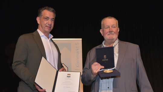 OB Emanuel Letz (links) überreichte Steffen Kaul die Verdienstmedaille der Stadt Bad Kreuznach.