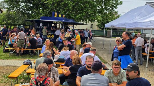 Trotz schwülem Wetter und Gewitterstart herrschte an den Backesstationen gute Stimmung.