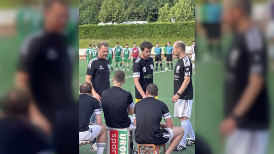 Abteilungsleiter Heiko Lenz, Trainer Andy Forster und der künftige Coach Markus Brosch (rechts) strahlten vor dem Anpfiff in Roc