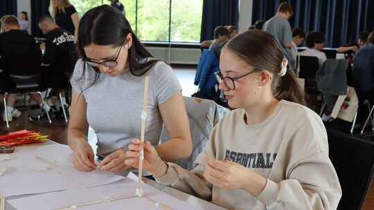 Beim Workshop in der Hunsrückhalle in Simmern mussten die Jugendlichen ihre zuvor gesammelten Ideen mit Knete und Holzstäbchen r