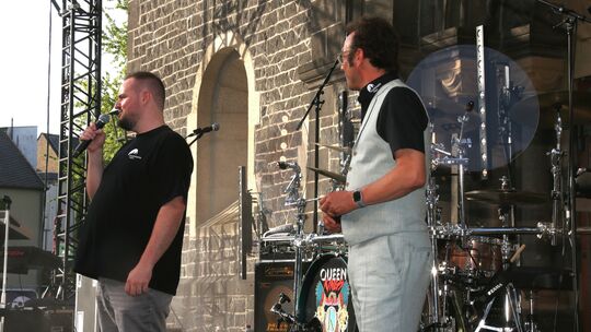 Kevin Stoye steht auf der neuen Bühne der Burgfestspiele vor der Herz-Jesu-Kirche in Mayen. Kevin Stoye steht auf der neuen Bühne der Burgfestspiele vor der Herz-Jesu-Kirche in Mayen.