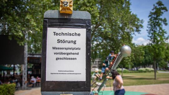 Auf dem Wasserspielplatz am Deutschen Eck fließt seit wenigen Tagen kein Wasser mehr. Grund dafür ist ein technischer Defekt. Auf dem Wasserspielplatz am Deutschen Eck fließt seit wenigen Tagen kein Wasser mehr. Grund dafür ist ein technischer Defekt.