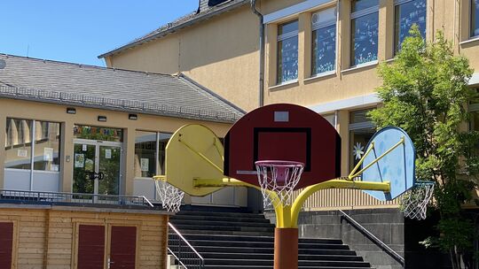 Die Pfarrer-Bechtel-Grundschule in Mendig verfügt schon heute über attraktive Spiel- und Sportmöglichkeiten. Die Pfarrer-Bechtel-Grundschule in Mendig verfügt schon heute über attraktive Spiel- und Sportmöglichkeiten.