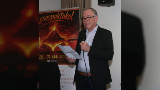 Kästner-Experte Stefan Neuhaus, Professor für Neuere deutsche Literatur, stimmte die Zuhörer auf den Abend ein.