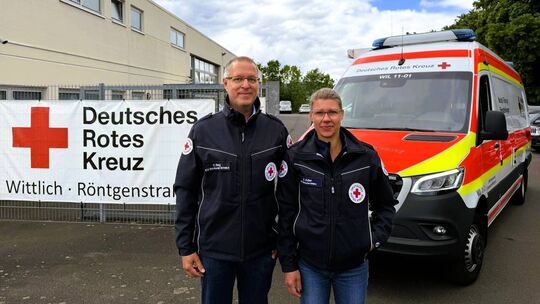 Kreisgeschäftsführer Carsten Berg und Beatrice Adler (Servicestelle Ehrenamt) vom DRK-Kreisverband Bernkastel-Wittlich: Das Ehre