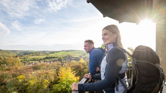Gleich neben der Cäcilia-Hütte in Sinzig bietet der Feltenturm herrliche Aussichten auf das untere Ahrtal.