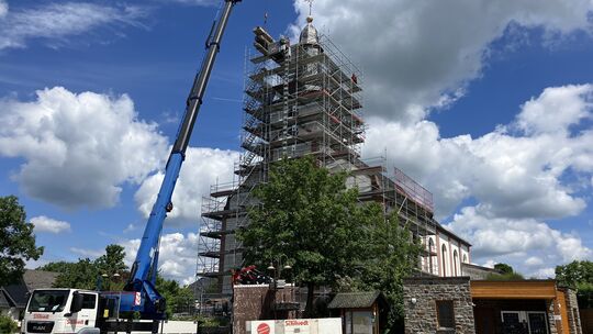 Die Kirche in Mittelstrimmig ist eingerüstet. Die Kosten für die Sanierung des Turmhelms werden noch vom Bistum übernommen. Ob d