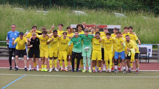 Jubel bei den B-Junioren des JFV Rhein-Hunsrück um Trainer Michael Schwegel (links), die den Aufstieg in die Regionalliga Südwes