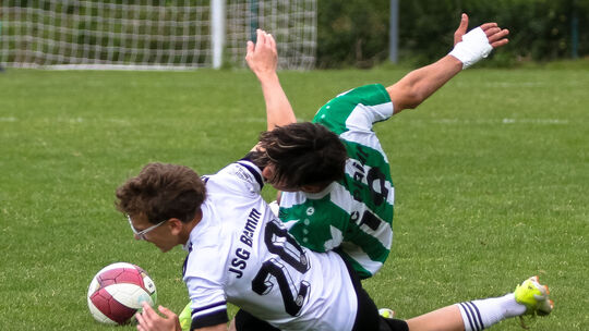 Die 2:3-Niederlage gegen den FC Plaidt (in Grün-Weiß) vor zwei Wochen war für die B-Jugend der JSG Bremm um Jona Braun letztlich