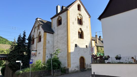 Von außen erinnert das Haus Korbisch an eine Kirche.