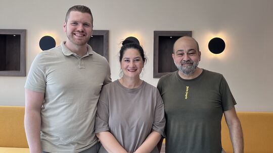 Bald kann es losgehen im neuen Vadirito-Bistro. Darauf freuen sich Gründer Niklas Heblich (links) sowie Yasemin und Gökan Tur, d