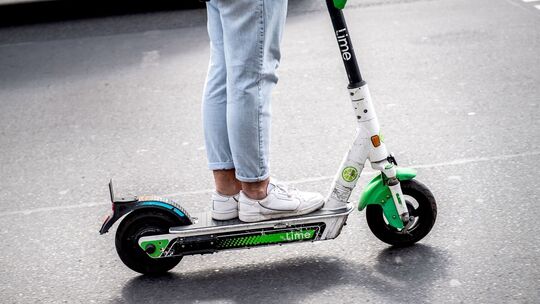 Ein Mann fährt einen E-Scooter