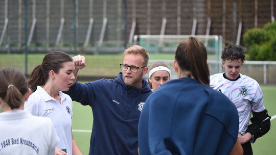 Geschafft: Die Hockey-Frauen des VfL Bad Kreuznach und ihr Trainer Florian Mussgay haben den Klassenverbleib eingetütet und been