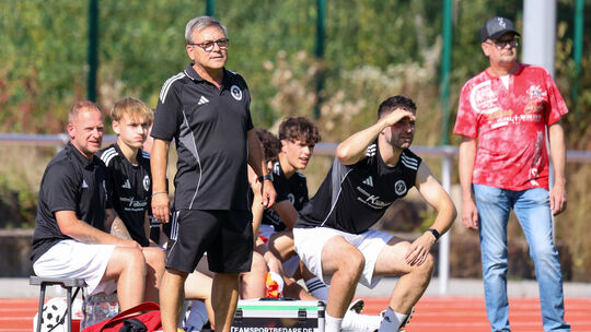 Co-Trainer Tim Oberländer (Zweiter von rechts) scheint schon die Landesliga für den SC Idar-Oberstein II am Horizont zu erkennen