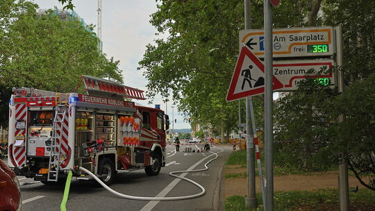 Einheiten der Koblenzer Feuerwehr sind am Dienstagmittag am Wöllershof im Einsatz.