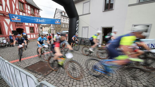 Auf die Plätze, fertig, los: Am Wochenende fand der "25. Canyon Rhein Hunsrück Bike Marathon" in Rhens statt.