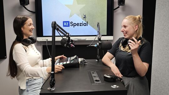 Die Host des Podcasts "RZ Spezial: Der Rock am Ring Survival Guide", Hannah Klein (links) und Kim Fauss im Podcaststudio der Rhe