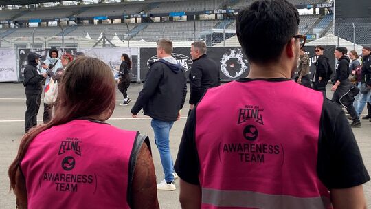 Neben der Polizei und den Sanitätern sorgt auch das Awareness-Team auf dem Festivalgelände bei Rock am Ring für Sicherheit.