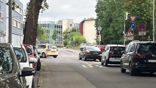Von der Koblenzer Steinstraße aus darf man nicht nach links in die Schlachthofstraße fahren. Viele kümmert das nicht.