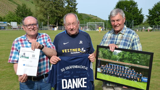 Wolfgang Staub (links) und der Vorsitzende der Spielvereinigung Dalberg/Argenschwang Michael Schlapp (Spielvereinigung Gräfenbac