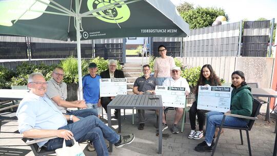 Bei der Übergabe der Spendenschecks im Markt Hoppstädten waren anwesend: Die Studentinnen Janina Fettig und Jumana Fathima mit P